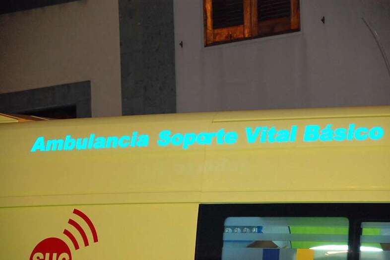 Ambos heridos fueron evacuados en ambulancias hasta el Hospital Insular (Foto TA)